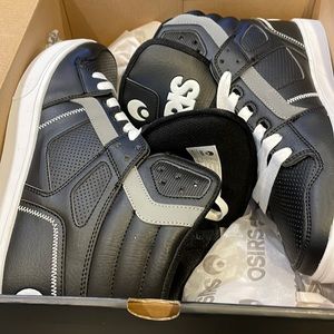 Brand new Osiris mens size 11 shoes